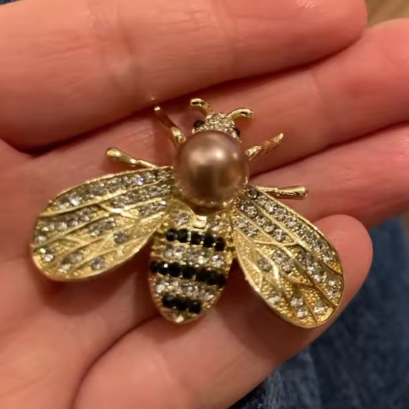 Crystal Pearl Bee Brooch Pin – Luxury Gold Insect Design - Picture 7 of 14